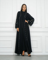 عباية عملية بقصات وبريم أبيض وأسود - كريب إنترنت خاص لشركة تهاني بوتيك - tahaniboutique