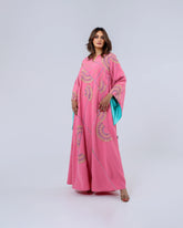 دراعة فاخرة من أجود أنواع الكريب الإيطالي، تتألق بتطريز يدوي محبوك بخيوط الريسم في تصميم هندسي مستوحى من الفن المعاصر، لتمنحك إطلالة مفعمة بالحيوية والرقي في كل مناسبة