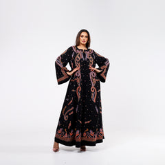 Elegant and distinctive dress with hand embroidery