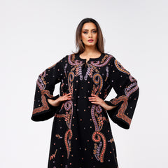 Elegant and distinctive dress with hand embroidery