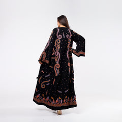 Elegant and distinctive dress with hand embroidery