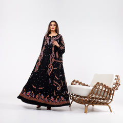 Elegant and distinctive dress with hand embroidery