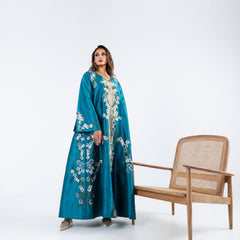 Luxurious and distinctive embroidered arm