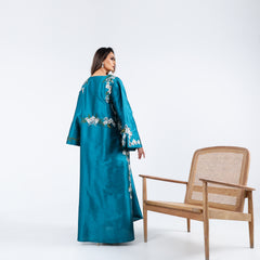 Luxurious and distinctive embroidered arm