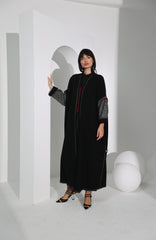 عباية عملية من كريب ياباني مع تفاصيل أنيقة - tahaniboutique