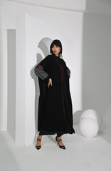 عباية عملية من كريب ياباني مع تفاصيل أنيقة - tahaniboutique