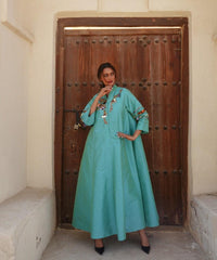 دراعة فخمة مشغولة يدويا على الصدر والأكمام مزينة بالنمنم والترتر - tahaniboutique