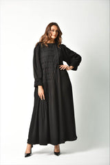 عباية سوداء بكسرات طولية من تهاني بوتيك - tahaniboutique