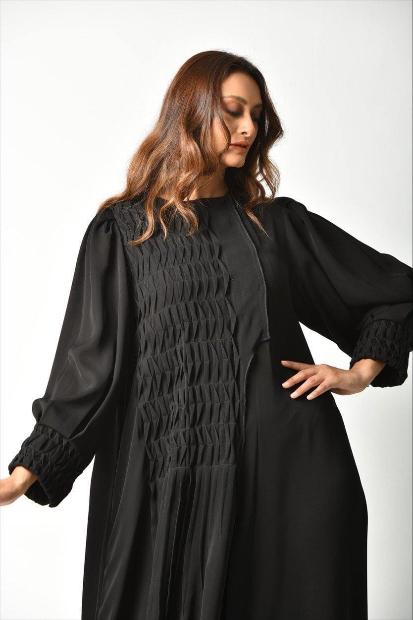 عباية سوداء بكسرات طولية من تهاني بوتيك - tahaniboutique