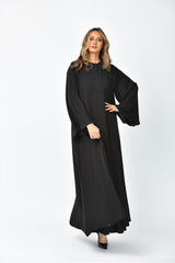 عباية كريب سادة بقصات طولية وتربل كلوش من تهاني بوتيك - tahaniboutique