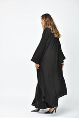 عباية كريب سادة بقصات طولية وتربل كلوش من تهاني بوتيك - tahaniboutique