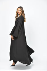 عباية كريب سادة بقصات طولية وتربل كلوش من تهاني بوتيك - tahaniboutique