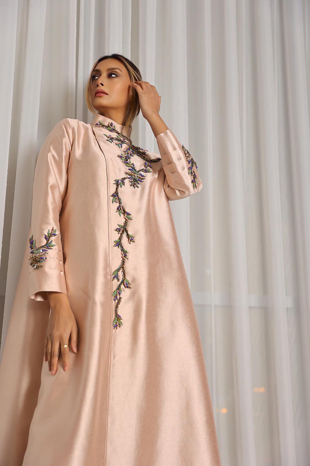 دراعة مناسبات مشغولة يدويا ومزينة بالنمنم من الأمام والخلف وعلى الأكمام - tahaniboutique