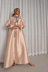 دراعة مناسبات مشغولة يدويا ومزينة بالنمنم من الأمام والخلف وعلى الأكمام - tahaniboutique