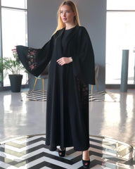 عباية مع ملفع بأكمام وردية - tahaniboutique