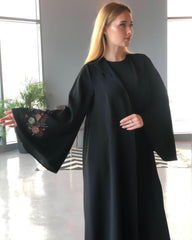 عباية مع ملفع بأكمام وردية - tahaniboutique