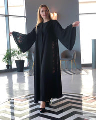 عباية مع ملفع بأكمام وردية - tahaniboutique