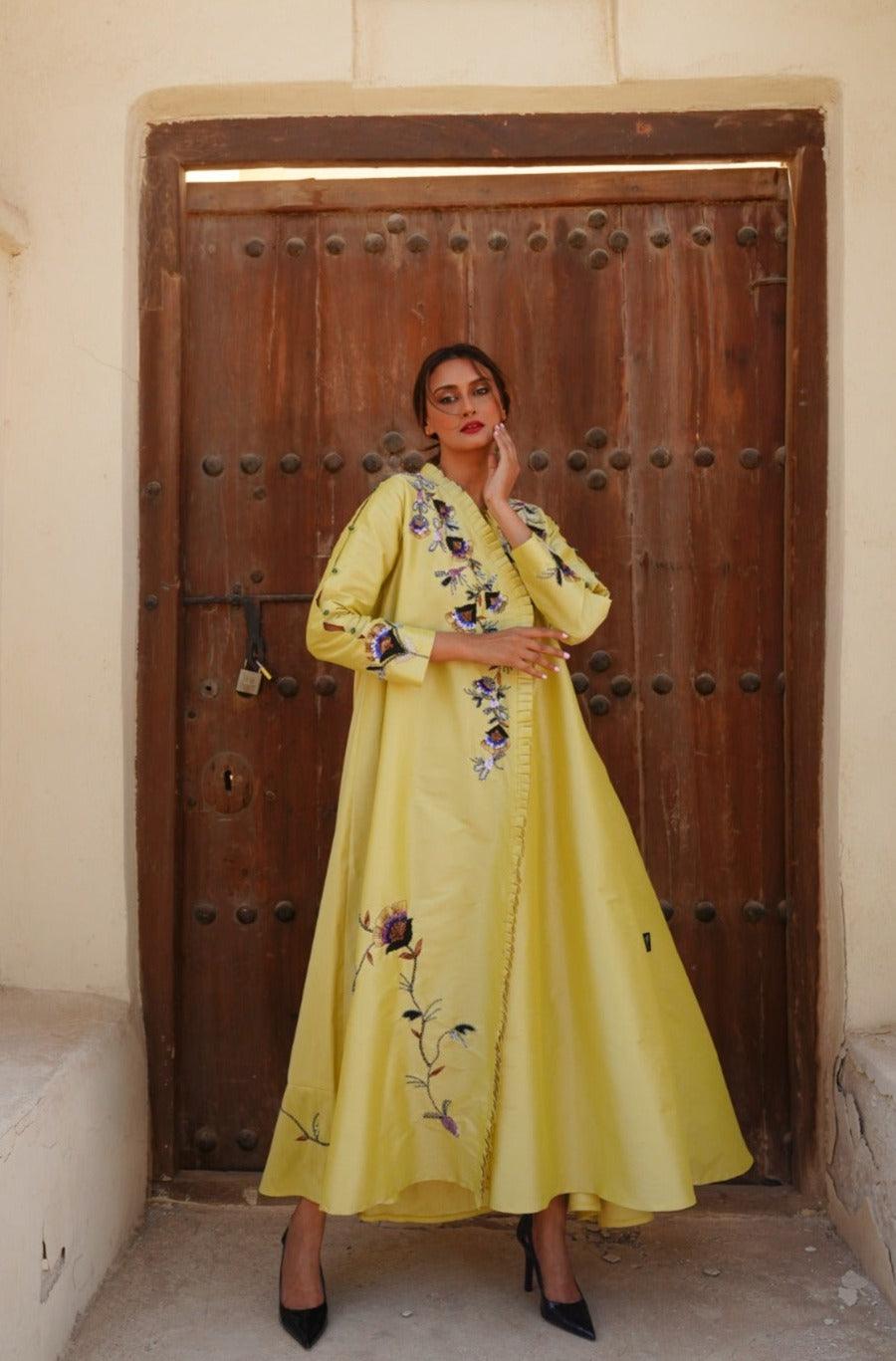 دراعة فخمة من قماش شانتون - شغل يدوي وتصميم أمامي قصير وخلفي طويل - tahaniboutique