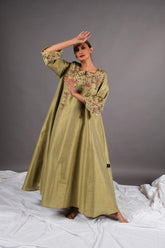 دراعة مناسبات فخمة مشغولة يدوياً بالكامل | قماش شانتون - tahaniboutique