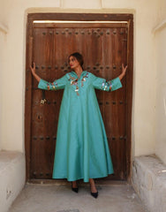 دراعة فخمة مشغولة يدويا على الصدر والأكمام مزينة بالنمنم والترتر - tahaniboutique