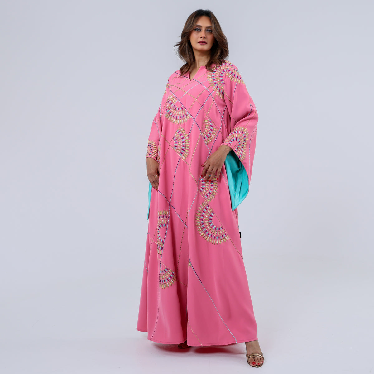 دراعة فاخرة من أجود أنواع الكريب الإيطالي، تتألق بتطريز يدوي محبوك بخيوط الريسم في تصميم هندسي مستوحى من الفن المعاصر، لتمنحك إطلالة مفعمة بالحيوية والرقي في كل مناسبة