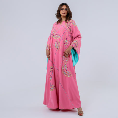 دراعة فاخرة من أجود أنواع الكريب الإيطالي، تتألق بتطريز يدوي محبوك بخيوط الريسم في تصميم هندسي مستوحى من الفن المعاصر، لتمنحك إطلالة مفعمة بالحيوية والرقي في كل مناسبة