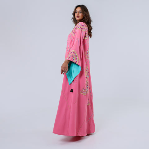 دراعة فاخرة من أجود أنواع الكريب الإيطالي، تتألق بتطريز يدوي محبوك بخيوط الريسم في تصميم هندسي مستوحى من الفن المعاصر، لتمنحك إطلالة مفعمة بالحيوية والرقي في كل مناسبة