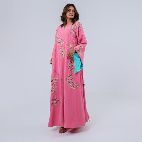 دراعة فاخرة من أجود أنواع الكريب الإيطالي، تتألق بتطريز يدوي محبوك بخيوط الريسم في تصميم هندسي مستوحى من الفن المعاصر، لتمنحك إطلالة مفعمة بالحيوية والرقي في كل مناسبة