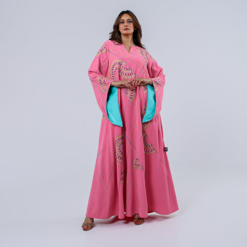 دراعة فاخرة من أجود أنواع الكريب الإيطالي، تتألق بتطريز يدوي محبوك بخيوط الريسم في تصميم هندسي مستوحى من الفن المعاصر، لتمنحك إطلالة مفعمة بالحيوية والرقي في كل مناسبة