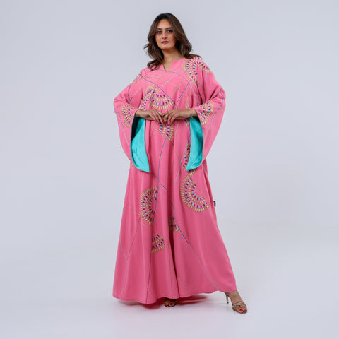 دراعة فاخرة من أجود أنواع الكريب الإيطالي، تتألق بتطريز يدوي محبوك بخيوط الريسم في تصميم هندسي مستوحى من الفن المعاصر، لتمنحك إطلالة مفعمة بالحيوية والرقي في كل مناسبة