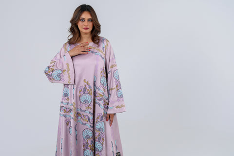 دراعة فاخرة من كريب فيسكوز فاخر، تزينها تفاصيل تطريز يدوي متقن بخيوط الريسم، لتمنحك إطلالة راقية تجمع بين الانسيابية، ونعومة الخامة، وفخامة الحرفة اليدوية الأصيلة