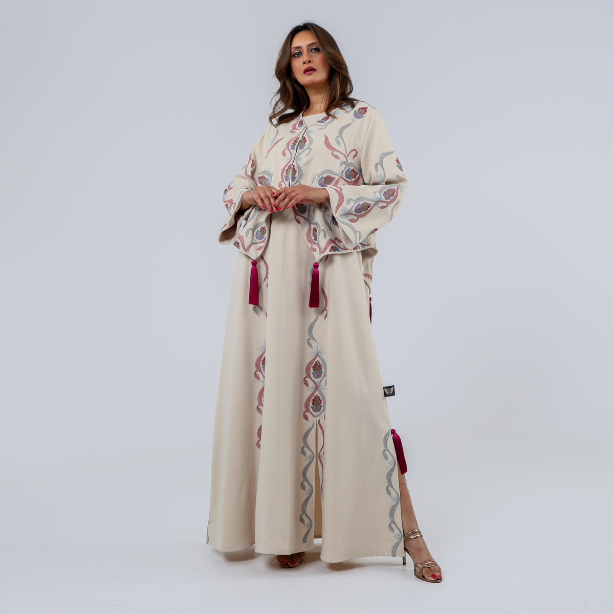 فستان فاخر من تهاني بوتيك، صُنع من أجود أنواع الكريب الإيطالي، وتزينه تطريزات يدوية محبوكة بخيوط الريسم مع شرابات حريرية أنيقة تضفي حركة راقية ولمسة فنية استثنائية، ليمنحك إطلالة أنثوية تفيض بالفخامة