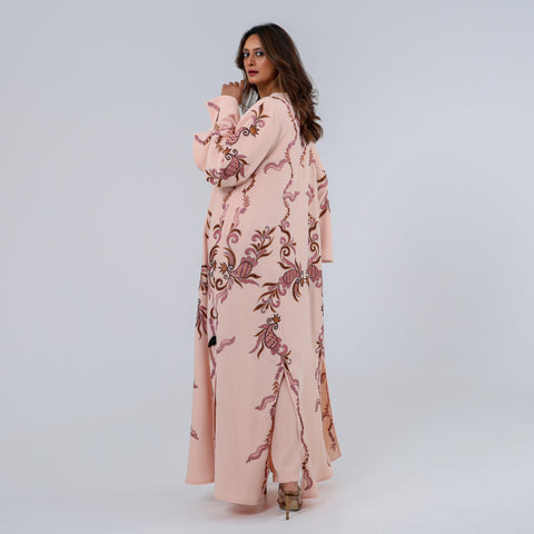 دراعة فاخرة بتصميم أنثوي راقٍ، صُنعت من أجود أنواع الكريب الإيطالي، وتزينها تطريزات يدوية محبوكة بخيوط الريسم بانسيابية مستوحاة من الزخارف الشرقية، لتمنحك إطلالة تجمع بين الرقة والفخامة في كل مناسبة