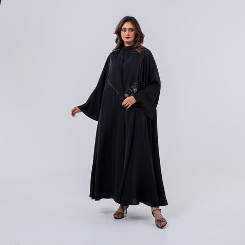 عباية فاخرة من قماش خاص لتهاني بوتيك، تتزين بشك يدوي متقن محبوك بخيوط الريسم، لتمنحك إطلالة راقية تجمع بين الحرفة الأصيلة والفخامة العصرية