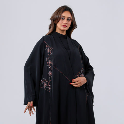 عباية فاخرة من قماش خاص لتهاني بوتيك، تتزين بشك يدوي متقن محبوك بخيوط الريسم، لتمنحك إطلالة راقية تجمع بين الحرفة الأصيلة والفخامة العصرية