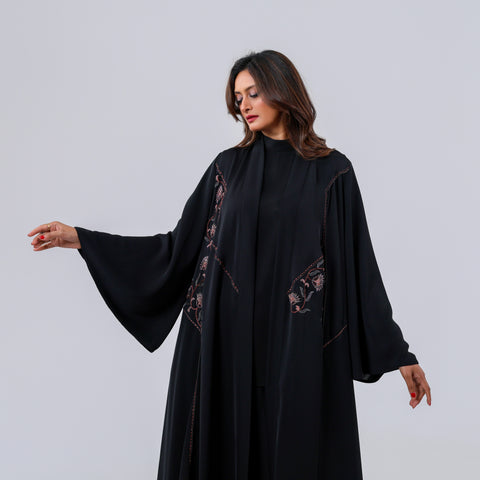 عباية فاخرة من قماش خاص لتهاني بوتيك، تتزين بشك يدوي متقن محبوك بخيوط الريسم، لتمنحك إطلالة راقية تجمع بين الحرفة الأصيلة والفخامة العصرية