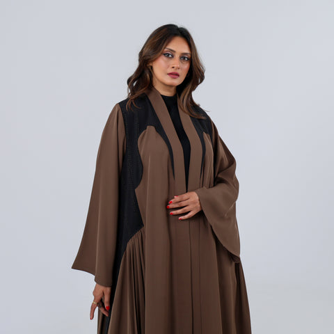 عباية فاخرة بقصة انسيابية من قماش خاص لتهاني بوتيك، بتصميم عصري وتناسق لوني راقٍ يمنحك إطلالة هادئة تنبض بالفخامة والأناقة