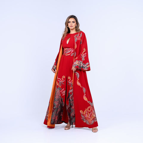 بدلة ذات تصميم راقٍ من ثلاث قطع يجمع بين الجاكيت الطويل، الفستان، والحزام. يصنع يدوياً بدقة متناهية من أفخم أقمشة الكريب والحرير الإيطالي، ومطرز بأجود خيوط الريسم والترتر الياباني اللامع ليمنحك إطلالة ملوكية ساحرة