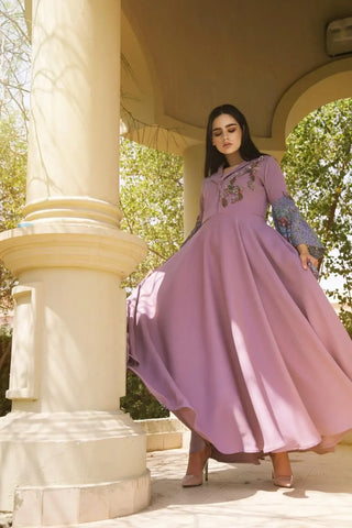 Luxurious evening dress with lace on the sleeves