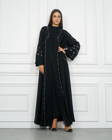 عباية عملية بقصات وبريم أبيض وأسود - كريب إنترنت خاص لشركة تهاني بوتيك - tahaniboutique