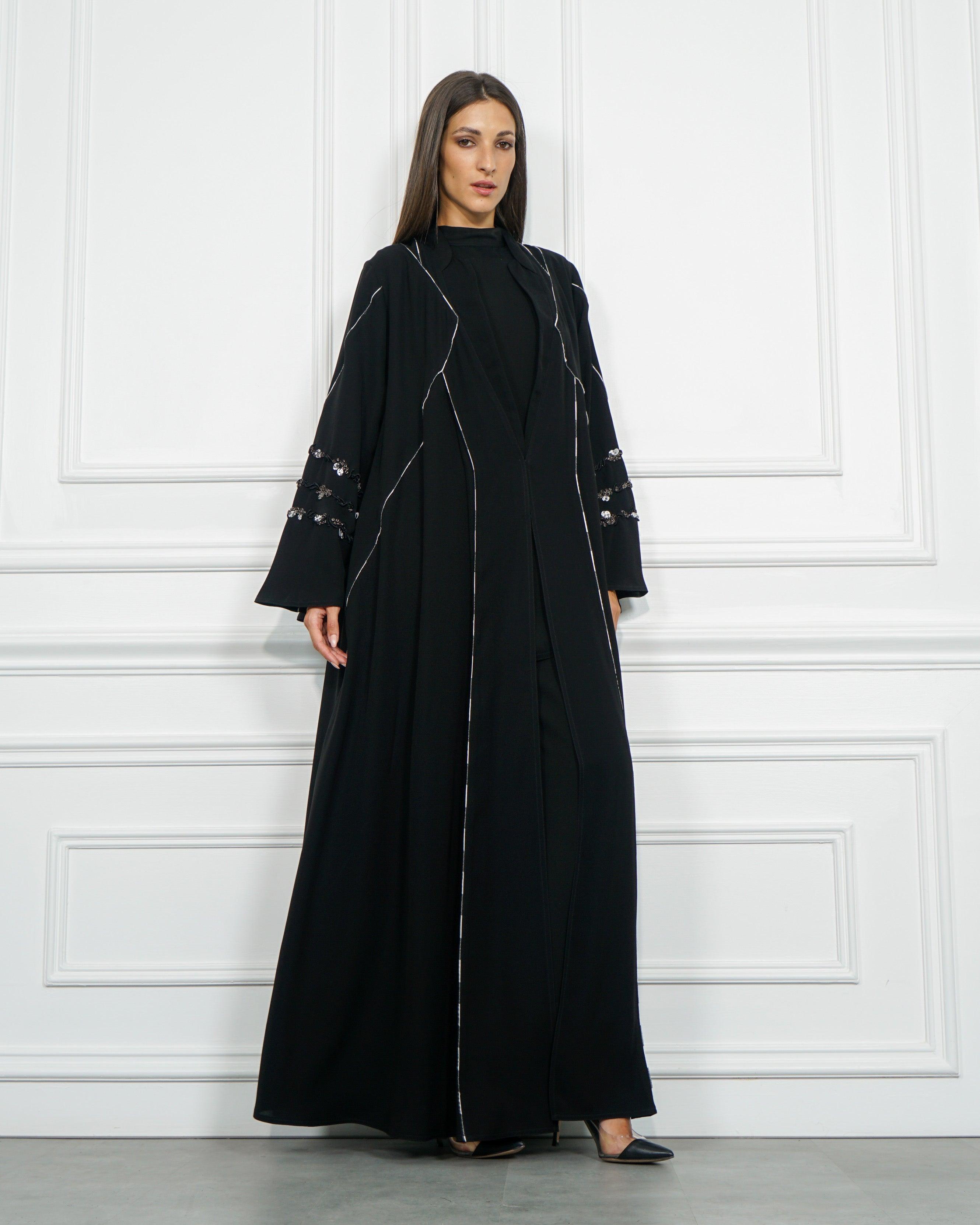 عباية عملية بقصات وبريم أبيض وأسود - كريب إنترنت خاص لشركة تهاني بوتيك - tahaniboutique