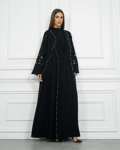عباية عملية بقصات وبريم أبيض وأسود - كريب إنترنت خاص لشركة تهاني بوتيك - tahaniboutique