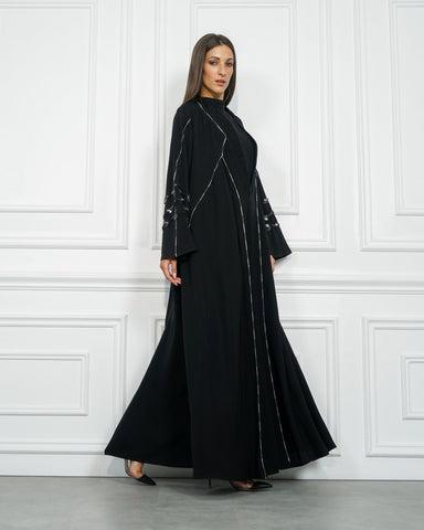 عباية عملية بقصات وبريم أبيض وأسود - كريب إنترنت خاص لشركة تهاني بوتيك - tahaniboutique
