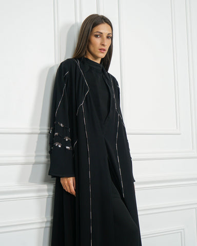 عباية عملية بقصات وبريم أبيض وأسود - كريب إنترنت خاص لشركة تهاني بوتيك - tahaniboutique