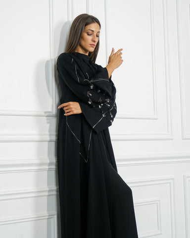 عباية عملية بقصات وبريم أبيض وأسود - كريب إنترنت خاص لشركة تهاني بوتيك - tahaniboutique