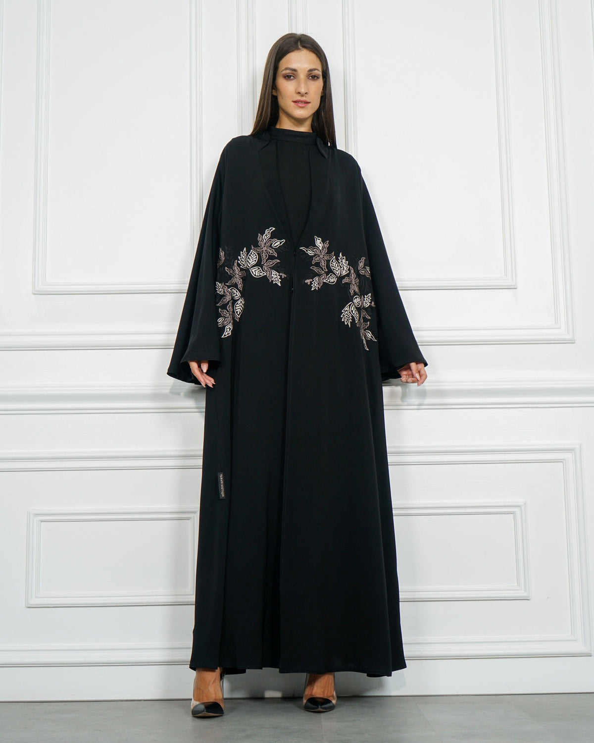 عباية سادة تربل كلوش مع تطريز ماكينة - قماش شبيه بندى خاص بشركة تهاني بوتيك - tahaniboutique