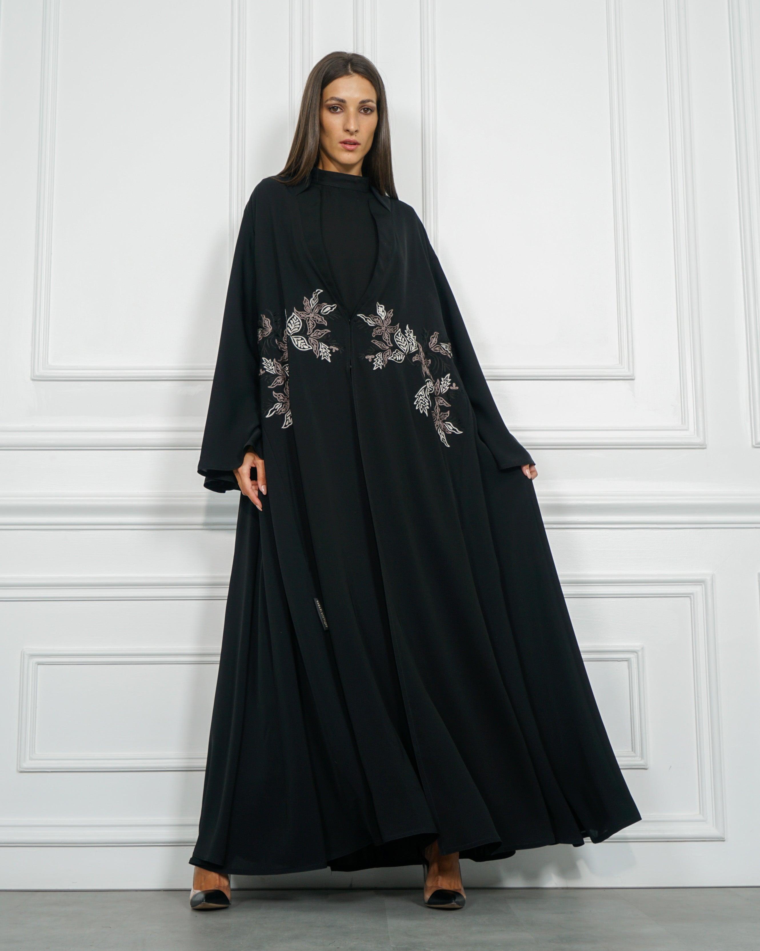 عباية سادة تربل كلوش مع تطريز ماكينة - قماش شبيه بندى خاص بشركة تهاني بوتيك - tahaniboutique