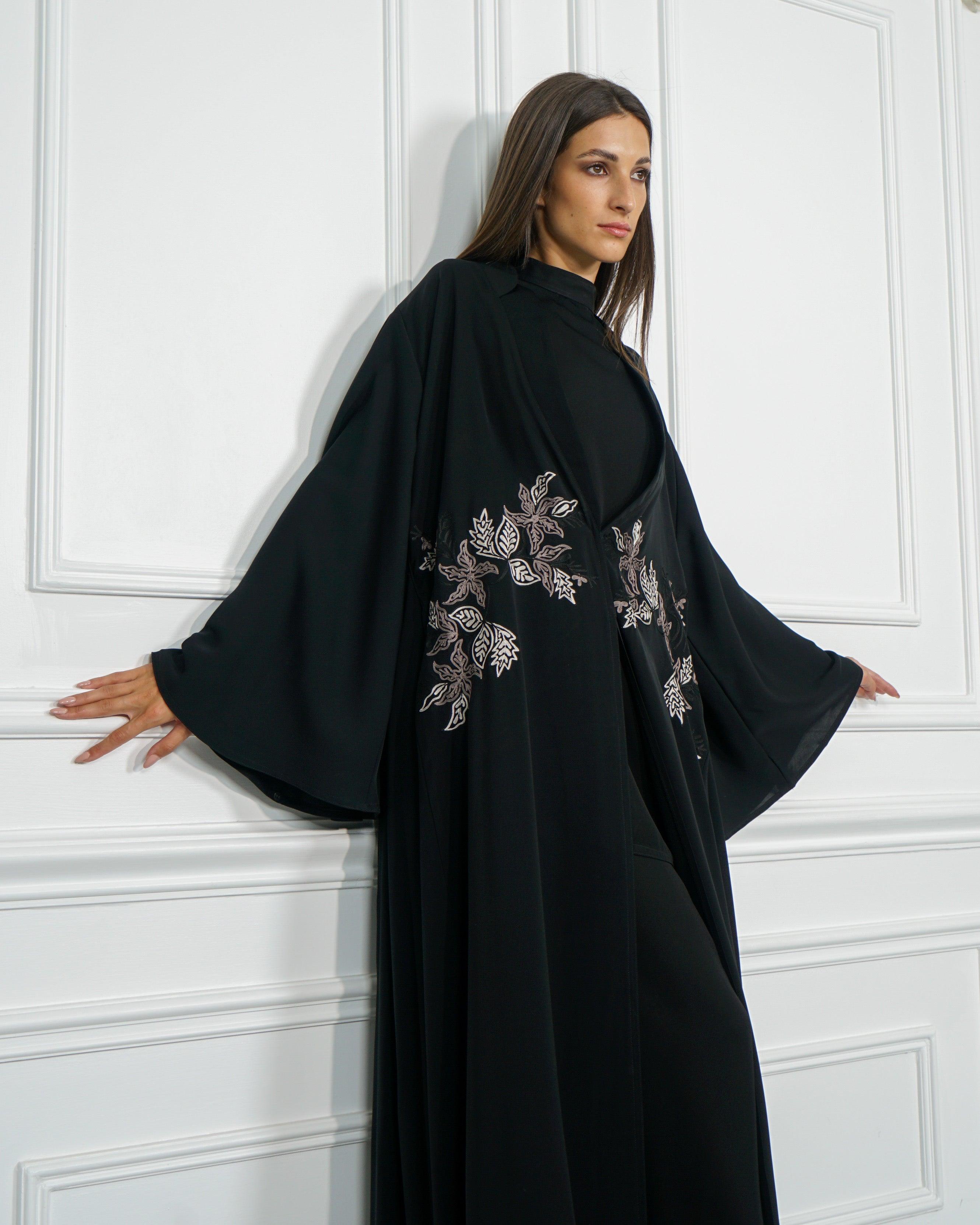 عباية سادة تربل كلوش مع تطريز ماكينة - قماش شبيه بندى خاص بشركة تهاني بوتيك - tahaniboutique