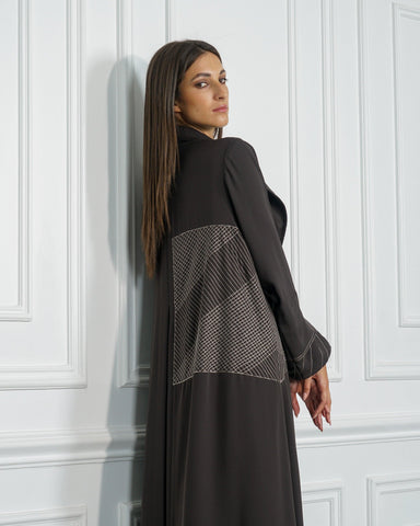 عباية ملونة عملية بتصميم دبل كلوش - قماش كريب إنترنت خاص بشركة تهاني بوتيك - tahaniboutique
