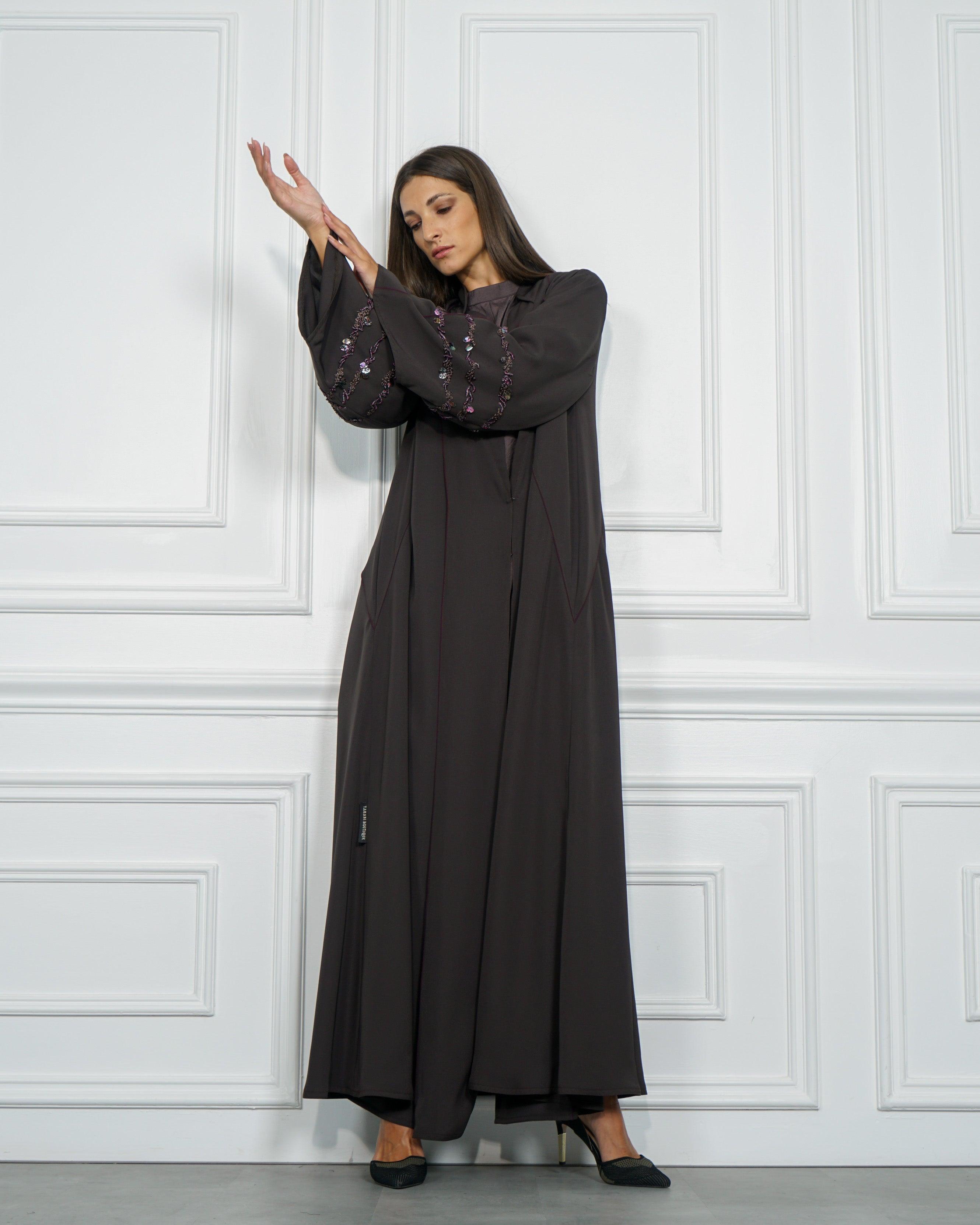 عباية ملونة بريم بنفسجي وتصميم دبل كلوش - قماش كريب خاص لشركة تهاني بوتيك - tahaniboutique